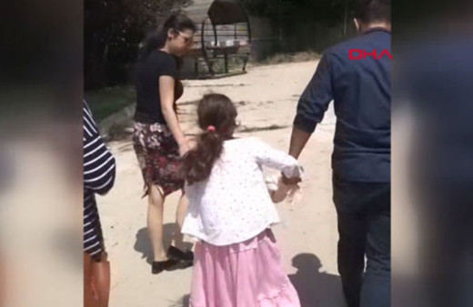 'Pes' dedirten görüntü! Çocuğa icra geldi memurlar alıp götürdü
