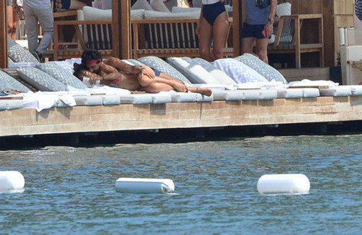 Ünlü çift  kimselere aldırmadı çok fena yakalandı plajın orta yerinde...