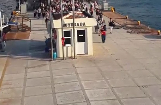 Vapur'un terasında oturmak için yarışan insanlar böyle tiye alındı