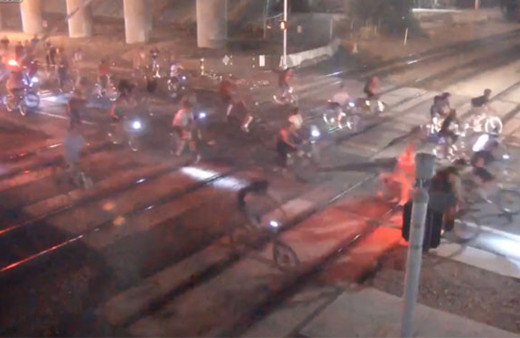 Bisiklet grubunun hemzemin geçitteki faciası kamerada!