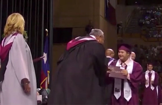 Down Sendromlu gencin lise mezuniyet sevinci 