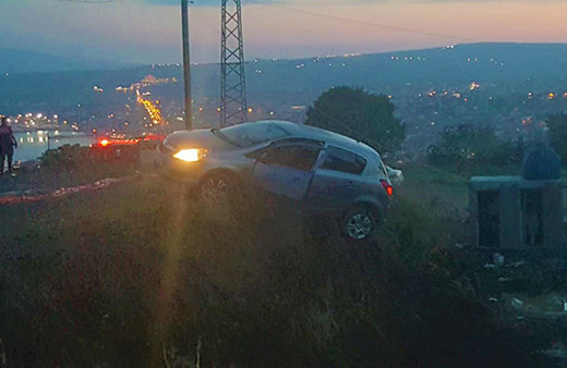 İnşaat uçurumunu son anda fark etti: Otomobil asılı kaldı!