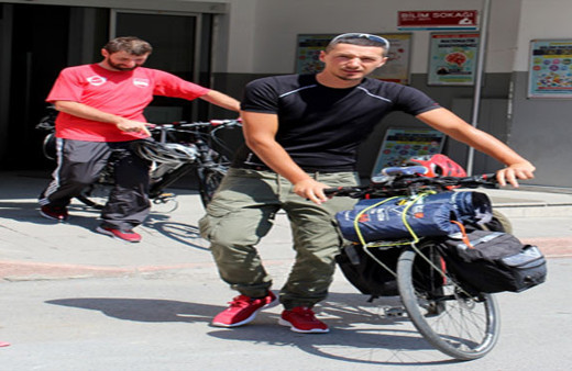 Bisikletle hacca gidiyorlar