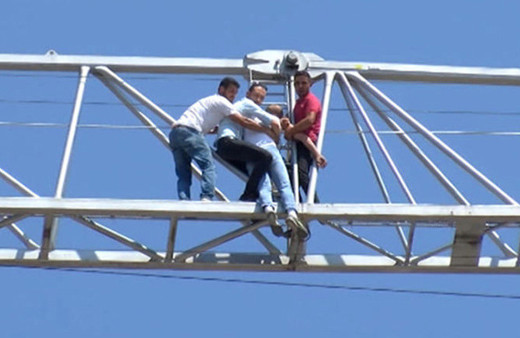 Korku dolu anlar! Maaş alamayınca vince çıktı baygınlık geçirdi