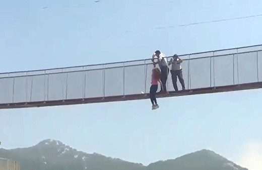 Tam o an: Köprüden atladı polis havada yakaladı!