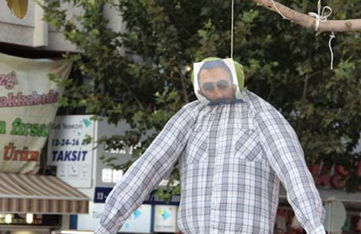 Eylül'ün katilinin maketini astılar