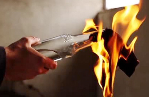 Park halindeki tur otobüsüne molotofkokteylli saldırı