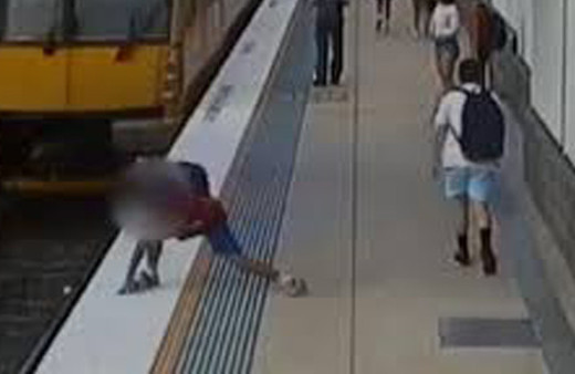 İstasyonda korku dolu anlar… Topun peşinden koşarken treni fark etmedi…