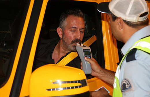 Cem Yılmaz'a alkol kontrolü! 3. denemede başarılı oldu