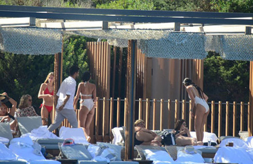 Rafet El Roman'ın kızlarına bakın! Büyüdüler plajları salladılar