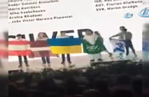  Suudi Arabistanlı öğrenci İsrail bayrağının yanında durmadı
