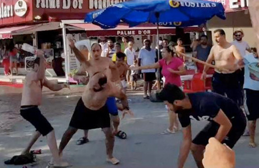 Sahildeki kafede yer tartışmasında iki grup birbirine girdi