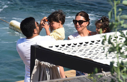 Ebru Yaşar Bodrum tatiline ailesiyle devam ediyor