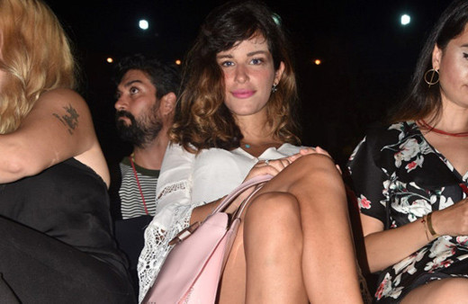 Duman sahnede Kıvılcım tribünde! Sevgilisini yalnız bırakmadı