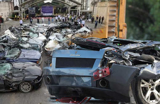 Devlet başkanı lüks araçları böyle parçalattı!