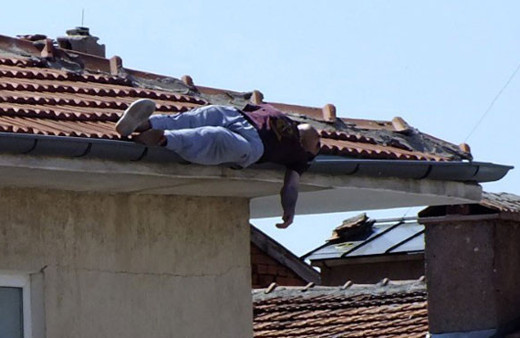 İnanılmaz olay! Çatıda uyuyakaldı vatandaşın çığlıkları bile uyandıramadı!