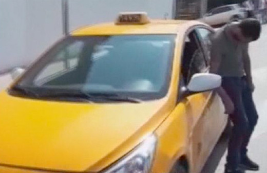 İstanbul'da taksi sürücüsünün görüntüsü şoke etti