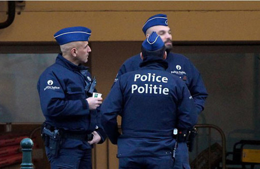 Müslüman kadının vücuduna kesici aletle haç çizdiler!