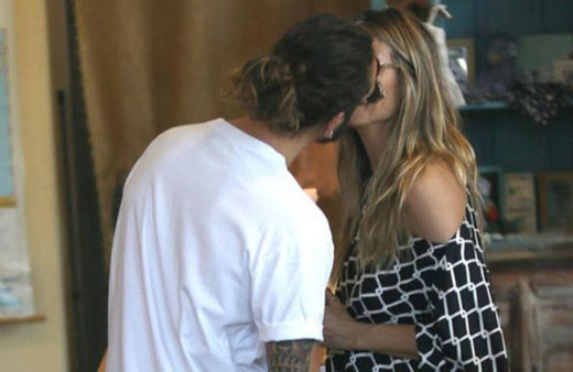 17 yaş küçük sevgilisiyle sokak ortasında öpüştü