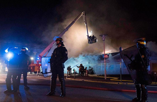 Fransa'da protesto! AVM ateşe verildi