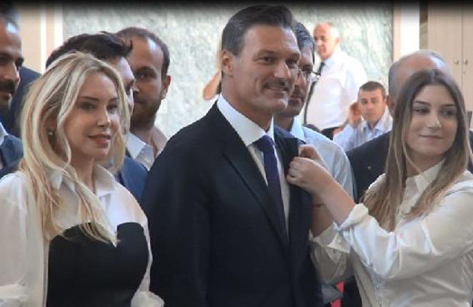 Eski milli futbolcu Alpay Özalan kayıt yaptırdı