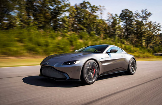 Yolların lordu Aston Martin showroomlarda yerini aldı