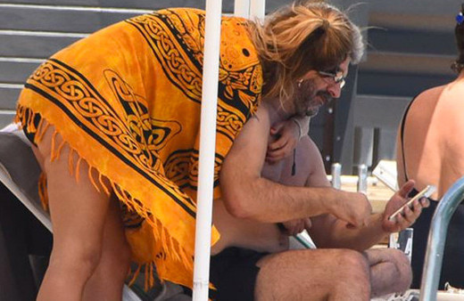 İskelede aşk! Gülben Ergen sevgilisini öpücüklere boğdu