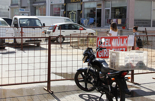 'Tapulu arazim' dedi: Yolu trafiğe kapattı!