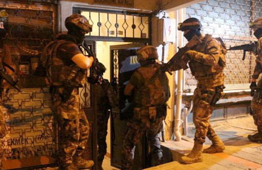 Villaya gelen kurye içeride yapılanları polise haber verince...