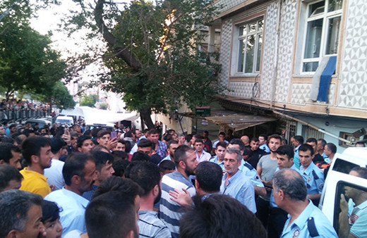 Tehlikeli gerginlik: Cinsel istismar iddiası mahalleyi karıştırdı!