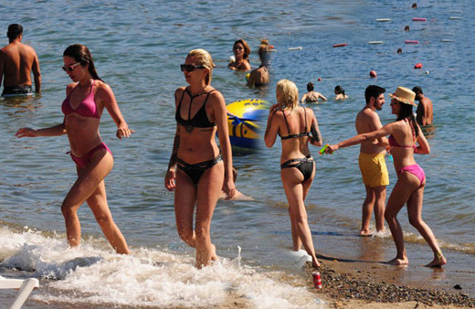 Bikinisinden çıkardı ayaklarına sıktı! 