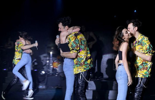 Edis'e sahne şoku! Kadın hayranı sahneye bir anda atladı ve...