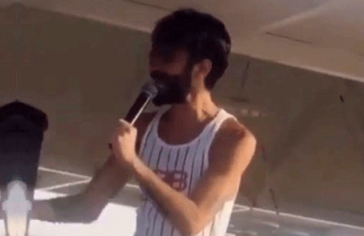 Kemal Doğulu sahnede deliye döndü! Küfrederek mikrofonu fırlattı