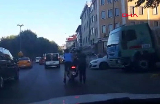 Trafikte korku dolu anlar! Canlarını hiçe saydılar