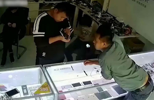 Tamircinin suratında telefon patladı!