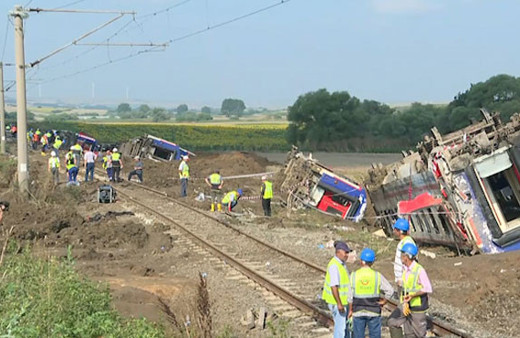 Tekirdağ tren kazasında enkaz kaldırma çalışmaları başladı! 