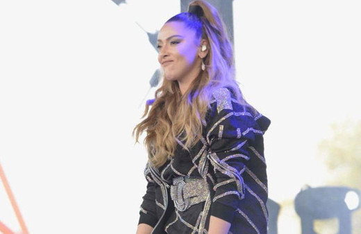 Hadise doktorunu dinlemedi sahnede şov yaptı