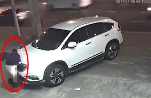 Kimseye aldırmadı! Bir anda iç çamaşırını indirdi ve...