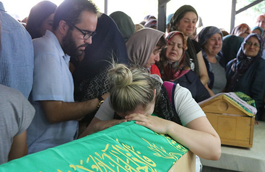 İki kız kardeş çocukları ile birlikte toprağa verildi