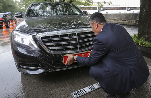 Binali Yıldırım'ın makam aracının plakası böyle söküldü!
