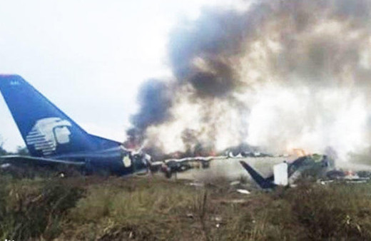 Meksika’da yolcu uçağı düştü