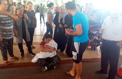 Antalya'da hastane önünde yürek yakan görüntü!