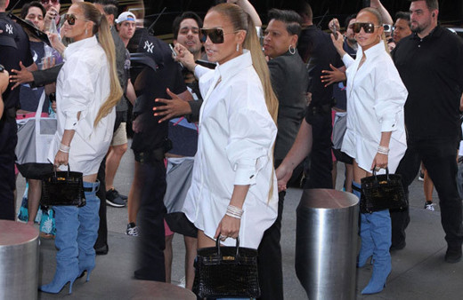 Jennifer Lopez'in sıradışı çizmeleri dünya gündemine oturdu!