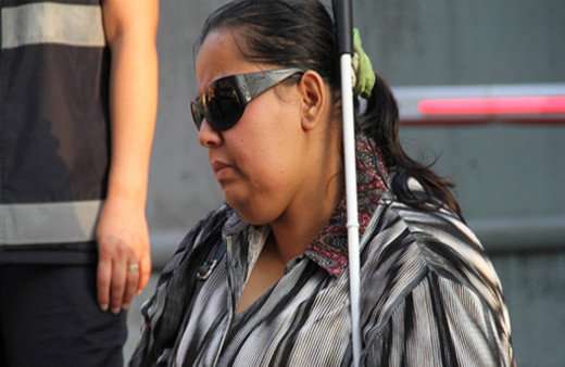 Görme engelli kadın sokağa atıldı!