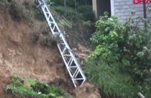 Rize'de heyelan! 3 kişi son anda kurtuldu