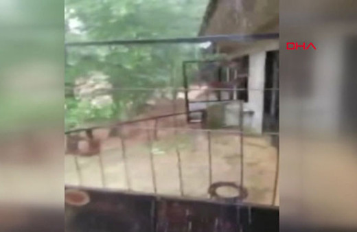 Rize'de heyelan! 3 motosikletli mahsur kaldı