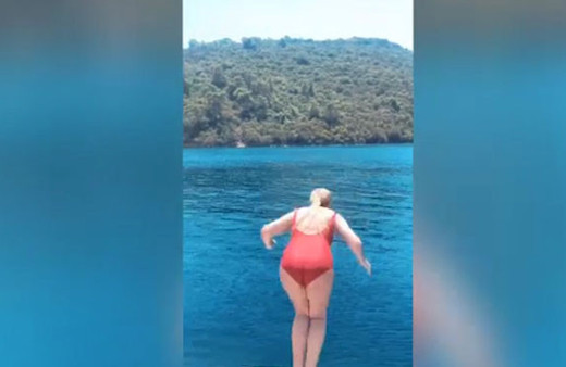 Selin Ciğerci'nin denize balıklama atlama videosu olay oldu!