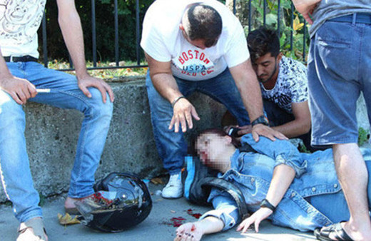  Motosikletten fırlayan sürücüyü taktığı kask korudu