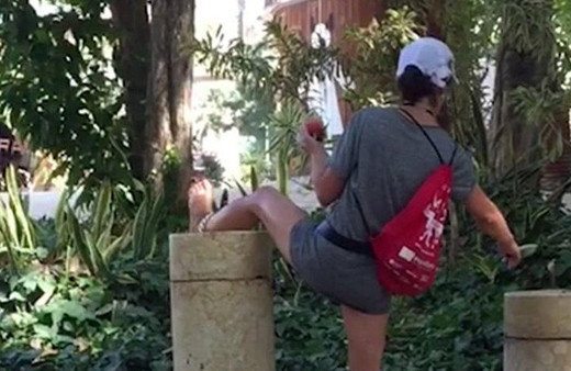 Rahatlığın böylesi… Kimseye aldırmadan bacağını kaldırıp…