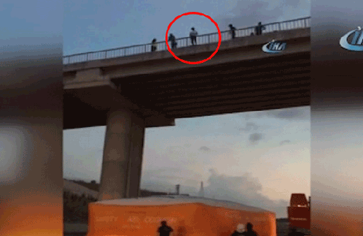 Bunalıma giren Suriyeli üst geçitten atlamaya kalktı